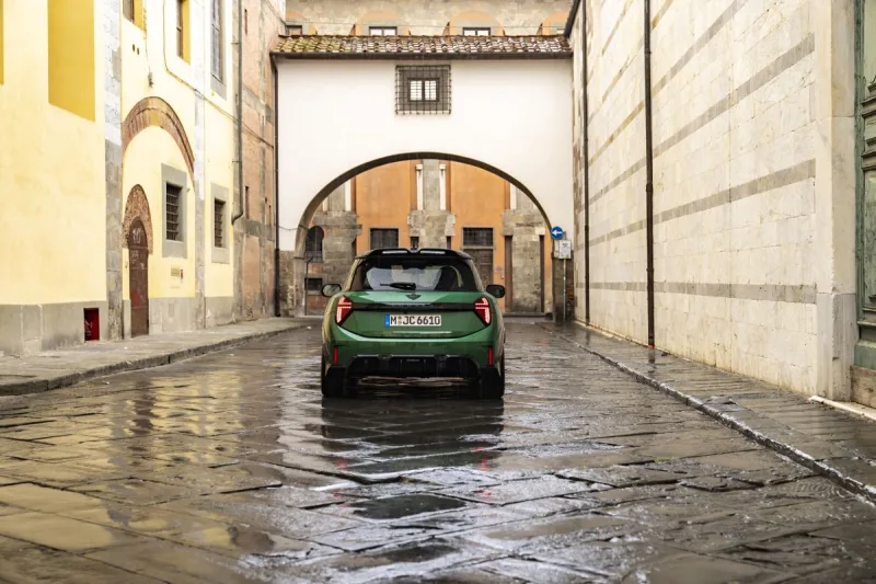 Nové MINI Cooper S se představuje ve výbavě JCW