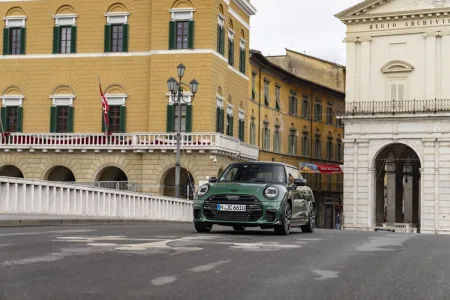 Nové MINI Cooper S se představuje ve výbavě JCW