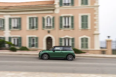 Nové MINI Cooper S se představuje ve výbavě JCW