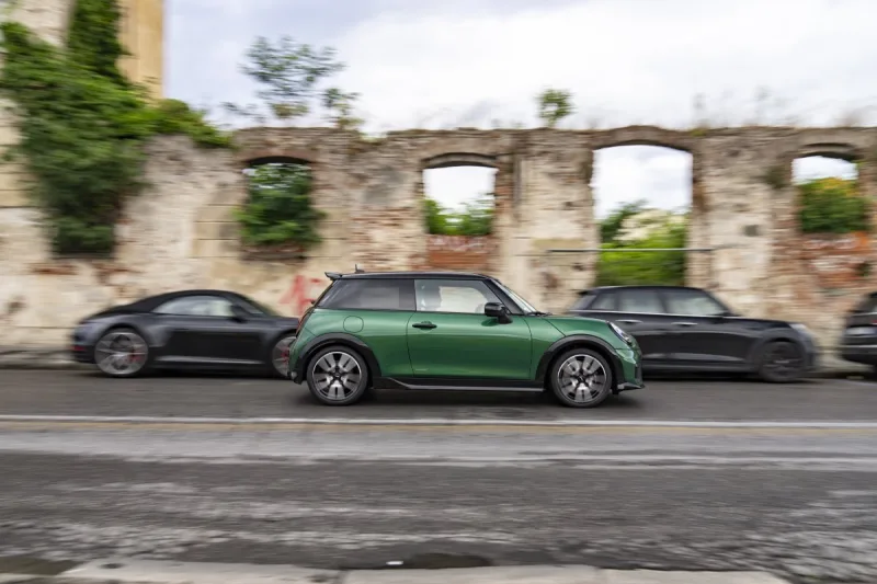 Nové MINI Cooper S se představuje ve výbavě JCW