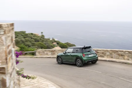 Nové MINI Cooper S se představuje ve výbavě JCW