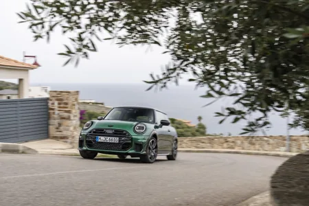 Nové MINI Cooper S se představuje ve výbavě JCW