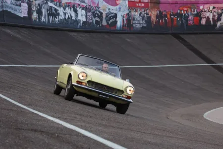 „La Pista 500“ na střeše budovy Lingotto v Turíně byla místem konání oslav 125. výročí s podtitulem „Smiling to the Future“