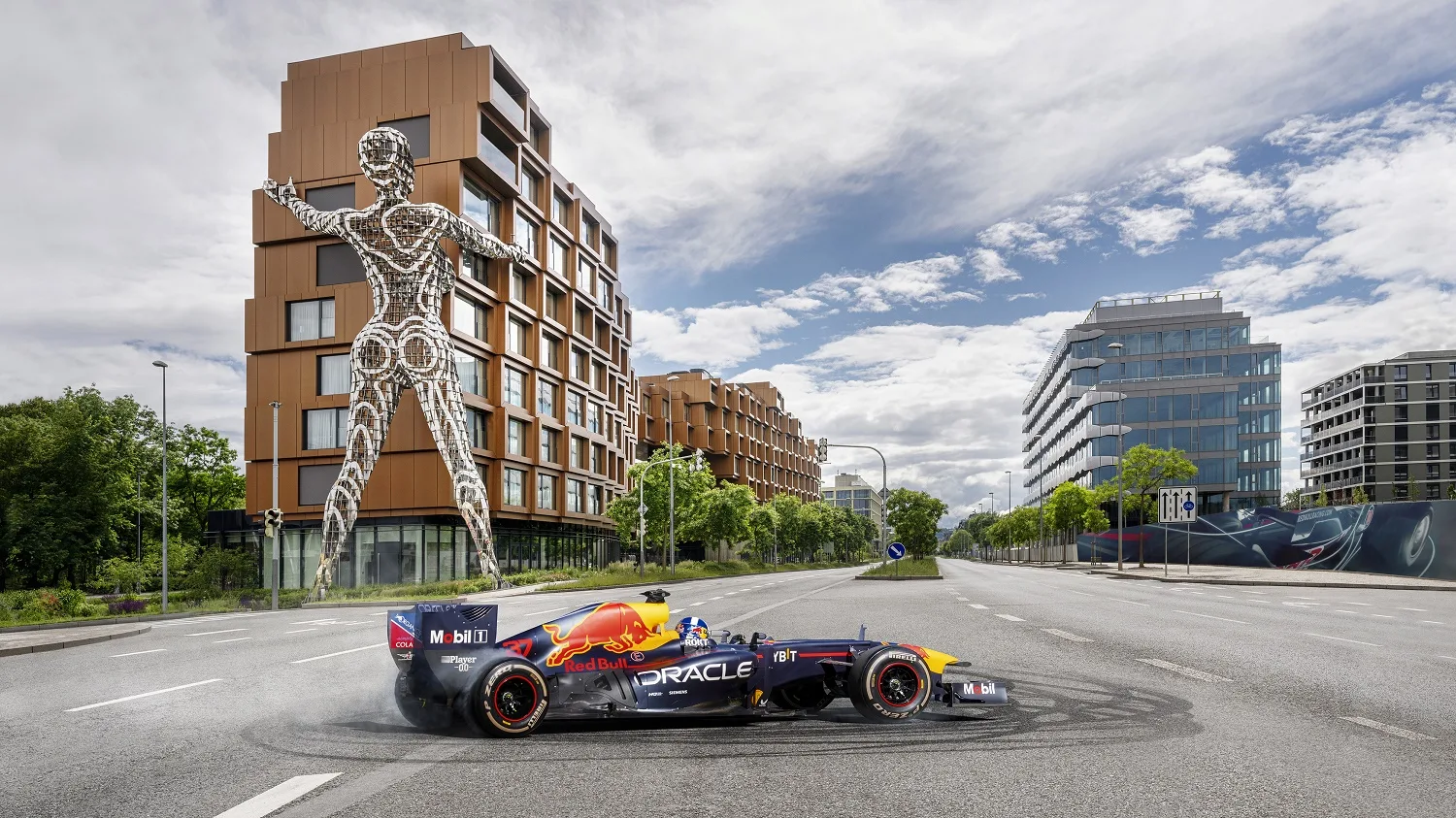 Formule-1-a-dalsi-stroje-rozburaci-prazsky-Karlin-Red-Bull-Showrun-priveze-porci-adrenalinu