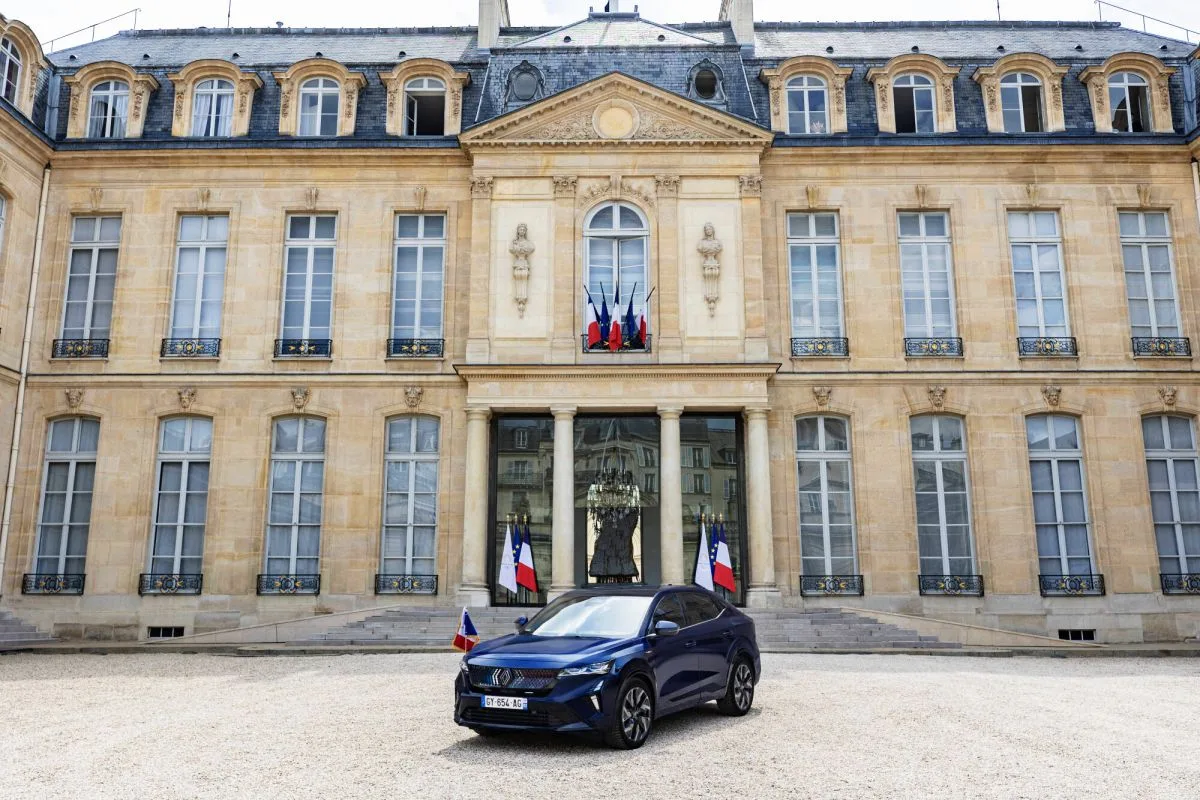 Francouzský prezident Emmanuel Macron má nové služební auto Renault Rafale