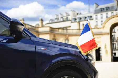 Francouzský prezident Emmanuel Macron má nové služební auto Renault Rafale