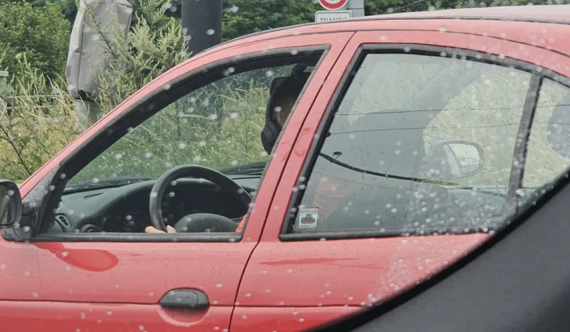 Sluchátka nepatří na uši chodcům, cyklistům, ale ani řidičům. Až příliš častý nešvar může zabíjet