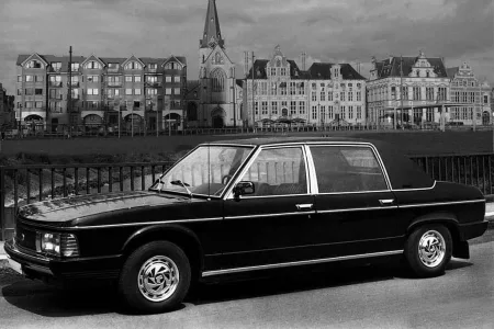 Landaulet Tatra 613 K vychází z verze Special, která měla o 150 mm delší rozvor náprav