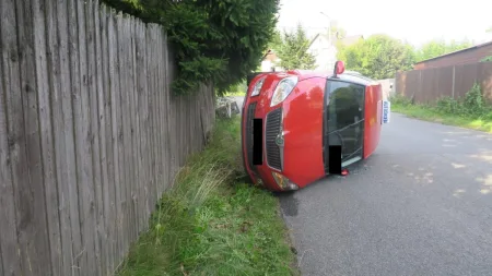 Řidič autoškoly nezvládl řízení a s autem skončil převrácený na boku