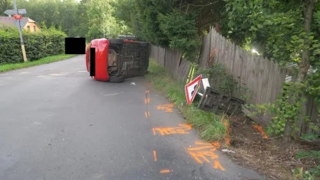 Řidič autoškoly nezvládl řízení a s autem skončil převrácený na boku