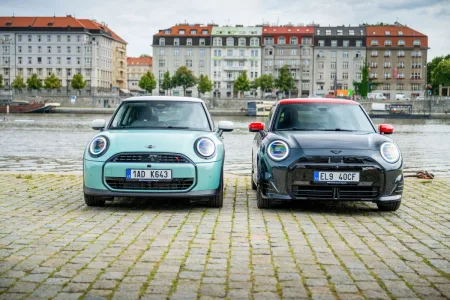 První jízda: MINI Cooper S (benzin, zelený) MINI Cooper SE (elektromobil, černý)