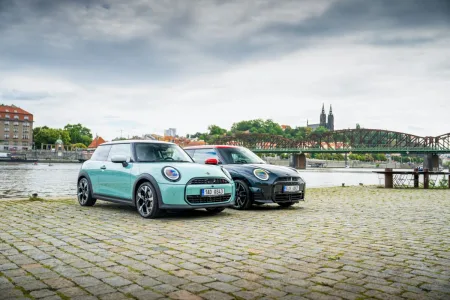 První jízda: MINI Cooper S (benzin, zelený) MINI Cooper SE (elektromobil, černý)