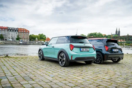 První jízda: MINI Cooper S (benzin, zelený) MINI Cooper SE (elektromobil, černý)