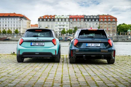 První jízda: MINI Cooper S (benzin, zelený) MINI Cooper SE (elektromobil, černý)