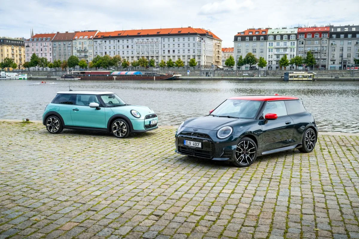 První jízda: MINI Cooper S (benzin, zelený) MINI Cooper SE (elektromobil, černý)