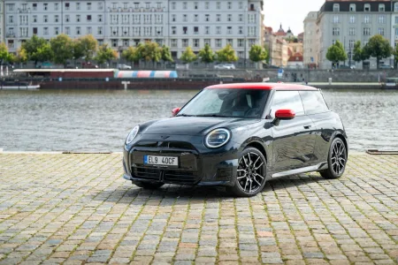 První jízda: MINI Cooper SE (elektromobil, černý)