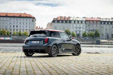 První jízda: MINI Cooper SE (elektromobil, černý)