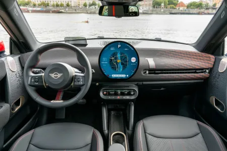 První jízda: MINI Cooper SE (elektromobil, černý)