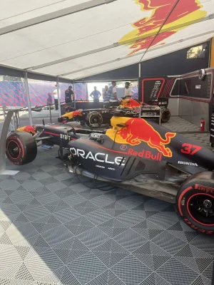 Monoposty F1 RB7, které byly o víkendu vystaveny na pražském Red Bull Showrunu