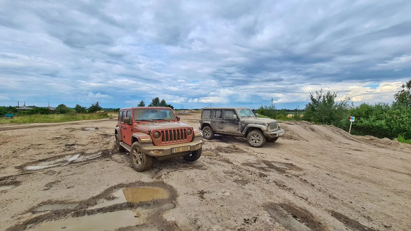 srovnavaci-test-off-road-jeep-wrangler