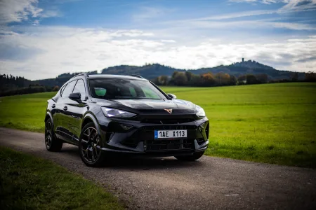 CUPRA Formentor VZ | facelift | pod hradem Nürburg Castle | foto: Hugo Kottás