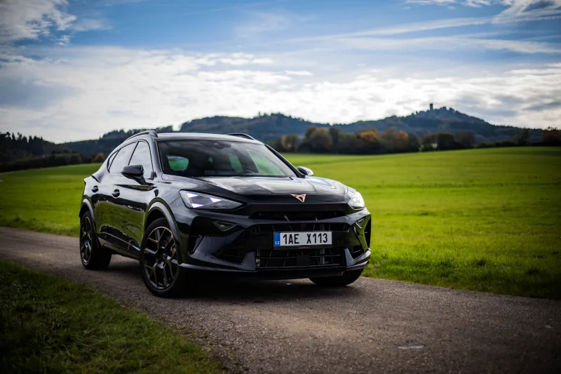 CUPRA Formentor VZ | facelift | pod hradem Nürburg Castle | foto: Hugo Kottás