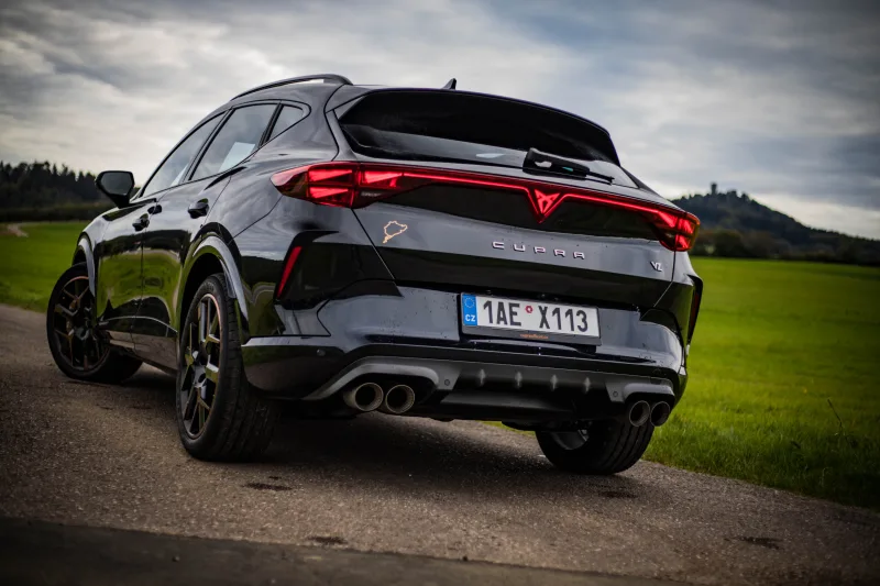 CUPRA Formentor VZ | facelift | pod hradem Nürburg Castle | foto: Hugo Kottás