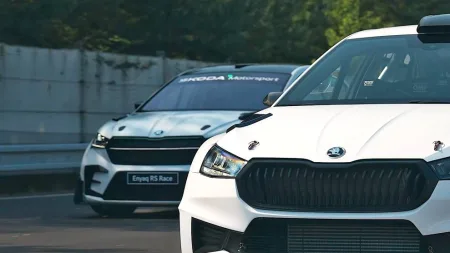Škoda Enyaq RS Race se představí už tento týden. Ve videu ukazuje, že to bude opravdu ostré auto