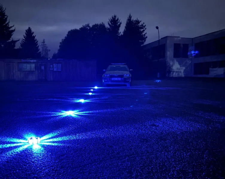 Policie začala používat speciální LED světelné puky. Pomůžou třeba při nehodách