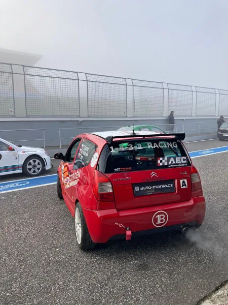 Amater Endurance Cup - listopad 2024 | Citroën C2 VTS před startem do kvalifikace, na mostecký okruh padla mlha