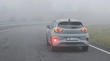 Podzimní řidičské nástrahy jsou za dveřmi. Pozor na mlhy, ale i spadané listí
