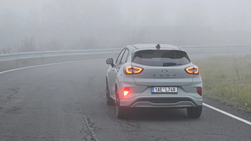Podzimní řidičské nástrahy jsou za dveřmi. Pozor na mlhy, ale i spadané listí