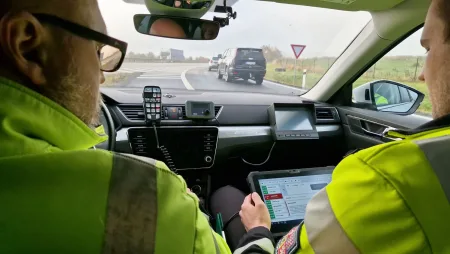 I tohoto jsou čeští řidiči schopni. Z dálnice sjížděli protisměrem a blokovali policejní hlídku
