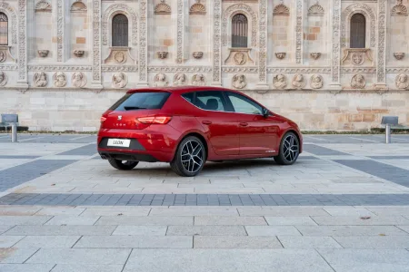 Klíčovými faktory úspěchu třetí generace modelové řady SEAT Leon byly mimo jiné informační a zábavní systémy s nejmodernějšími technologiemi a bezpečnostní asistenční systémy. Tento Leon byl také prvním kompaktním vozem, který byl vybaven Full LED světlomety