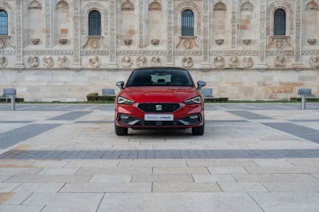 Nová verze 4. generace modelu SEAT Leon, představená u příležitosti 25. výročí, je vybavena světlomety Matrix LED a plug-in hybridním pohonem 1.5 e-HYBRID s dojezdem na elektřinu 133 km