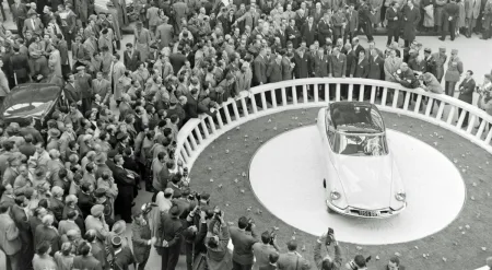 Autosalon v Paříži v roce 1955 a DS vstupuje na scénu