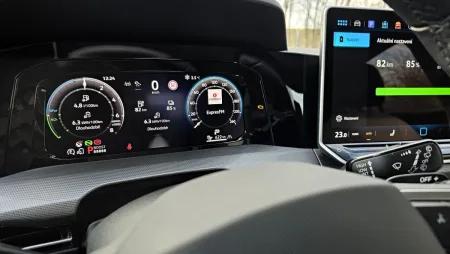 test-volkswagen-golf-ehybrid-plug-in-hybrid-2025-15