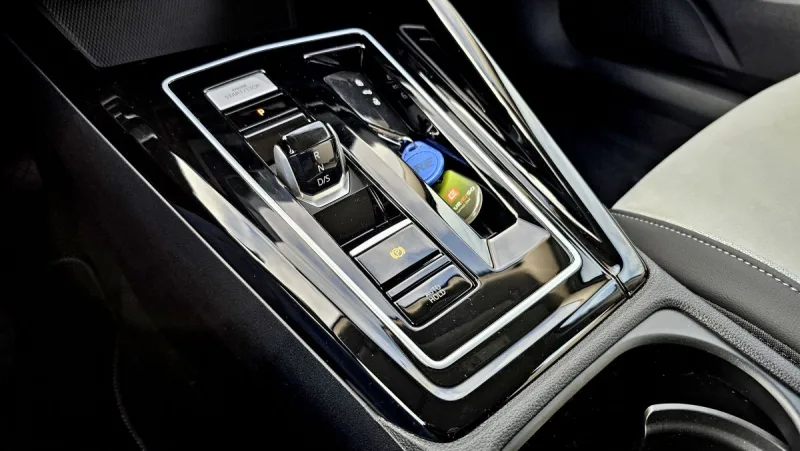 test-volkswagen-golf-ehybrid-plug-in-hybrid-2025-18