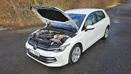 test-volkswagen-golf-ehybrid-plug-in-hybrid-2025-23