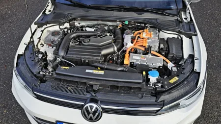 test-volkswagen-golf-ehybrid-plug-in-hybrid-2025-24