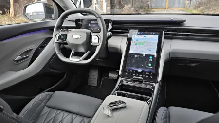 test-ford-explorer-premium-77-kwh-elektromobil-2025-25