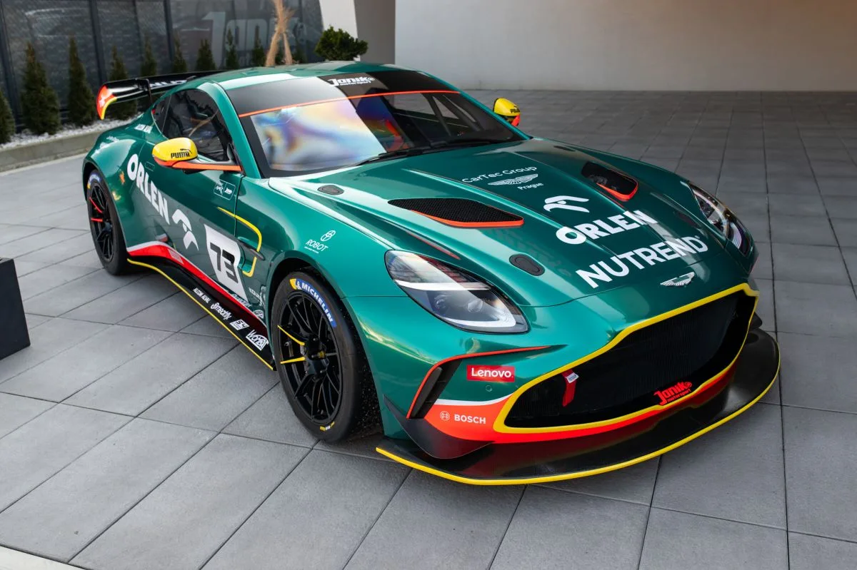 aston_martin_vantage_gt4-janik_motorsport-2