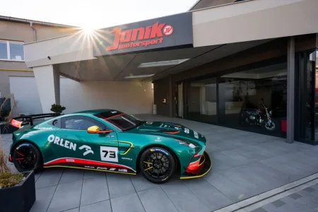 aston_martin_vantage_gt4-janik_motorsport-3