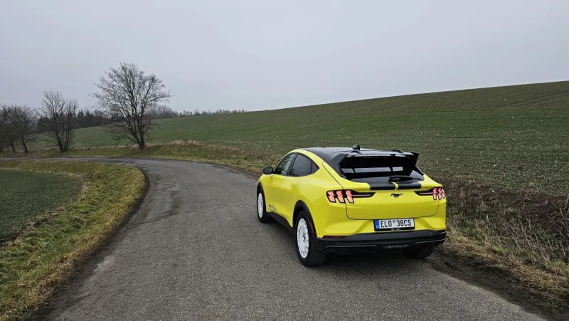 test-ford-mustang-mach-e-rally-elektromobil-2025-6