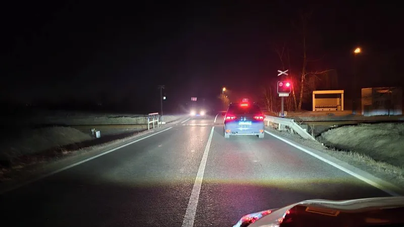 nocni-zeleznicni-prejezd-blikajici-cervena-svetla