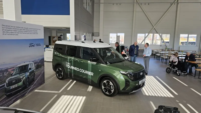 2025-ford-tourneo-courier-3