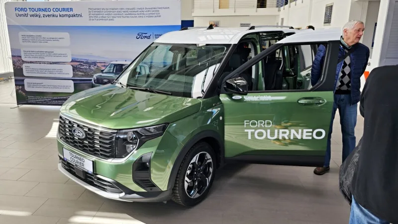 2025-ford-tourneo-courier-4