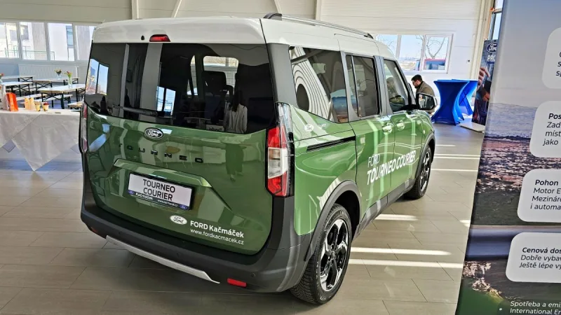 2025-ford-tourneo-courier-9