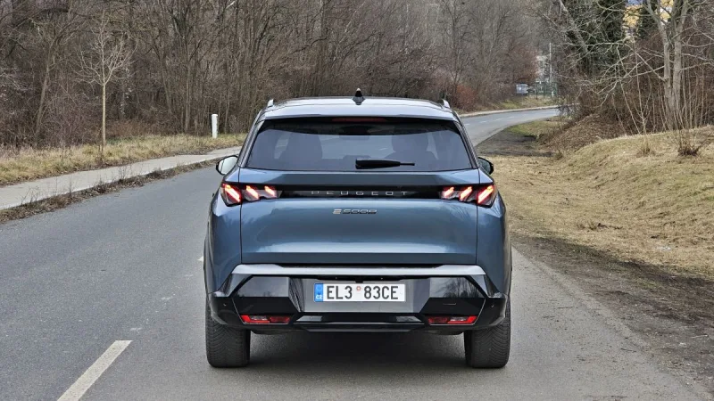 test-peugeot-e-5008-73-kwh-elektromobil-2025-6