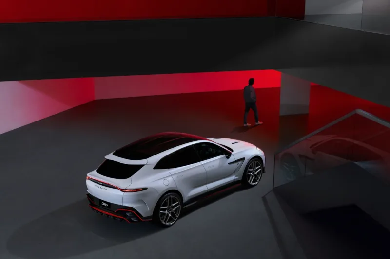 2025-aston_martin_dbx_s-8